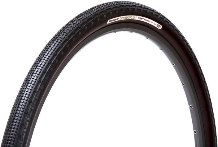 Panaracer Gravelking Plus+ SK Black 650b 48mm Erittain vahvasti pistosuojattu Gravel -rengas mustalla kyljella.