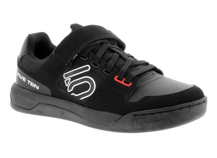 Five Ten Hellcat Black/White Uusittu versio FiveTenin Hellcatista. Jaykempi, paremmin suojattu ja tukevammalla strapilla.