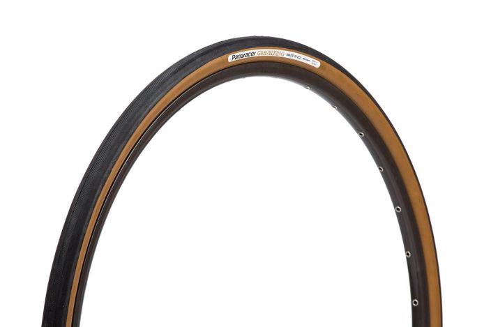 Panaracer Gravelking Slick Brown 26mm Maantie-Gravel -rengas ruskealla kyljella. Pistosuojattu 700c/622 26mm / 240gr
